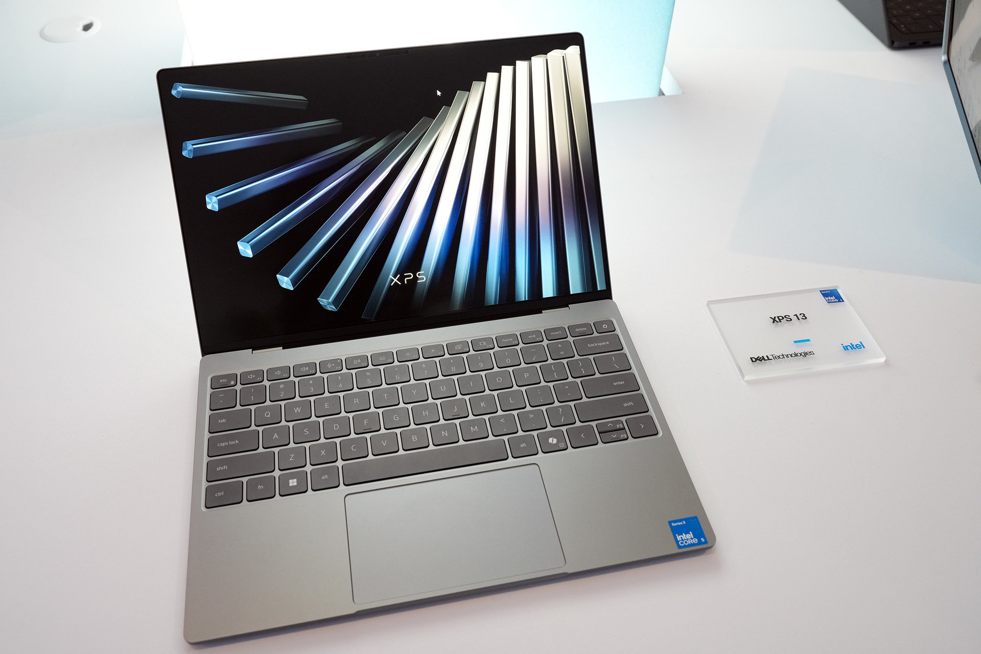 [ITmedia PC USER] デルのMacBook Neo対抗、薄型軽量ノートPC「XPS 13」実機に触れた！　現地取材で判明した詳細スペックと実力