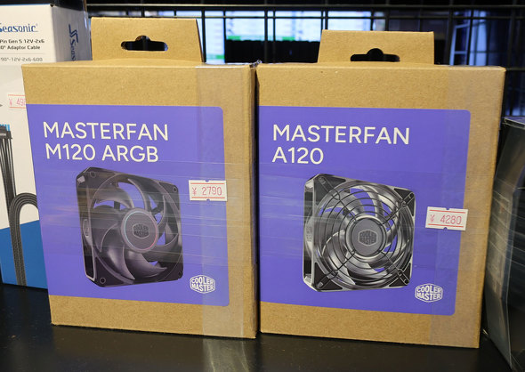 ���X�ɓ��ׂ����uMasterFan A120�v�ƁuMasterFan M120 ARGB�v