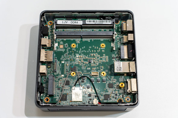 SSD�̉��ɖ���LAN���W���[�������邪�A���[�U�[�ɂ������͂ł��Ȃ�