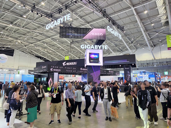 GIGABYTE�u�[�X