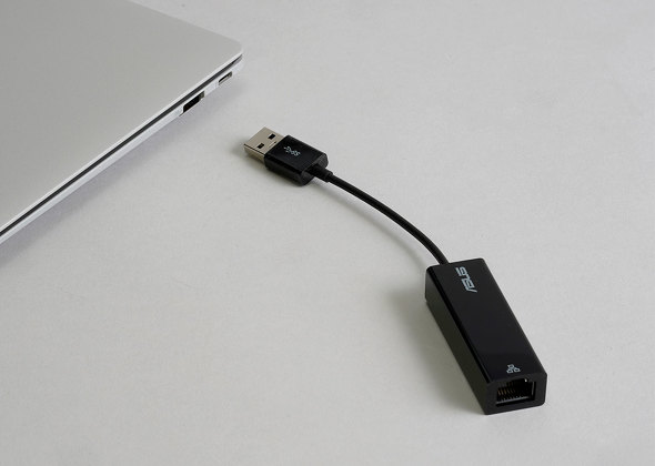 USB Standard-A→有線LANアダプターも付属する