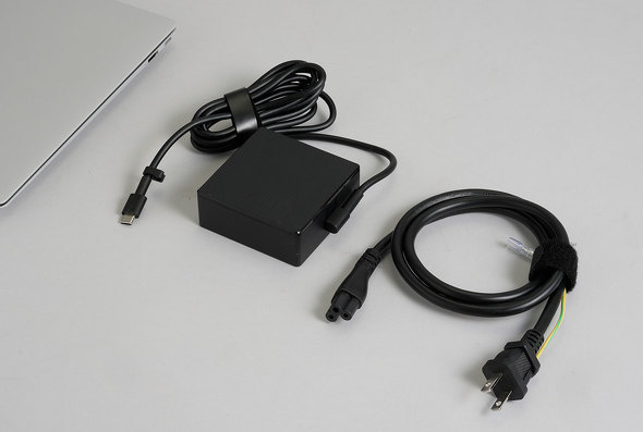 出力90WのACアダプターが付属する