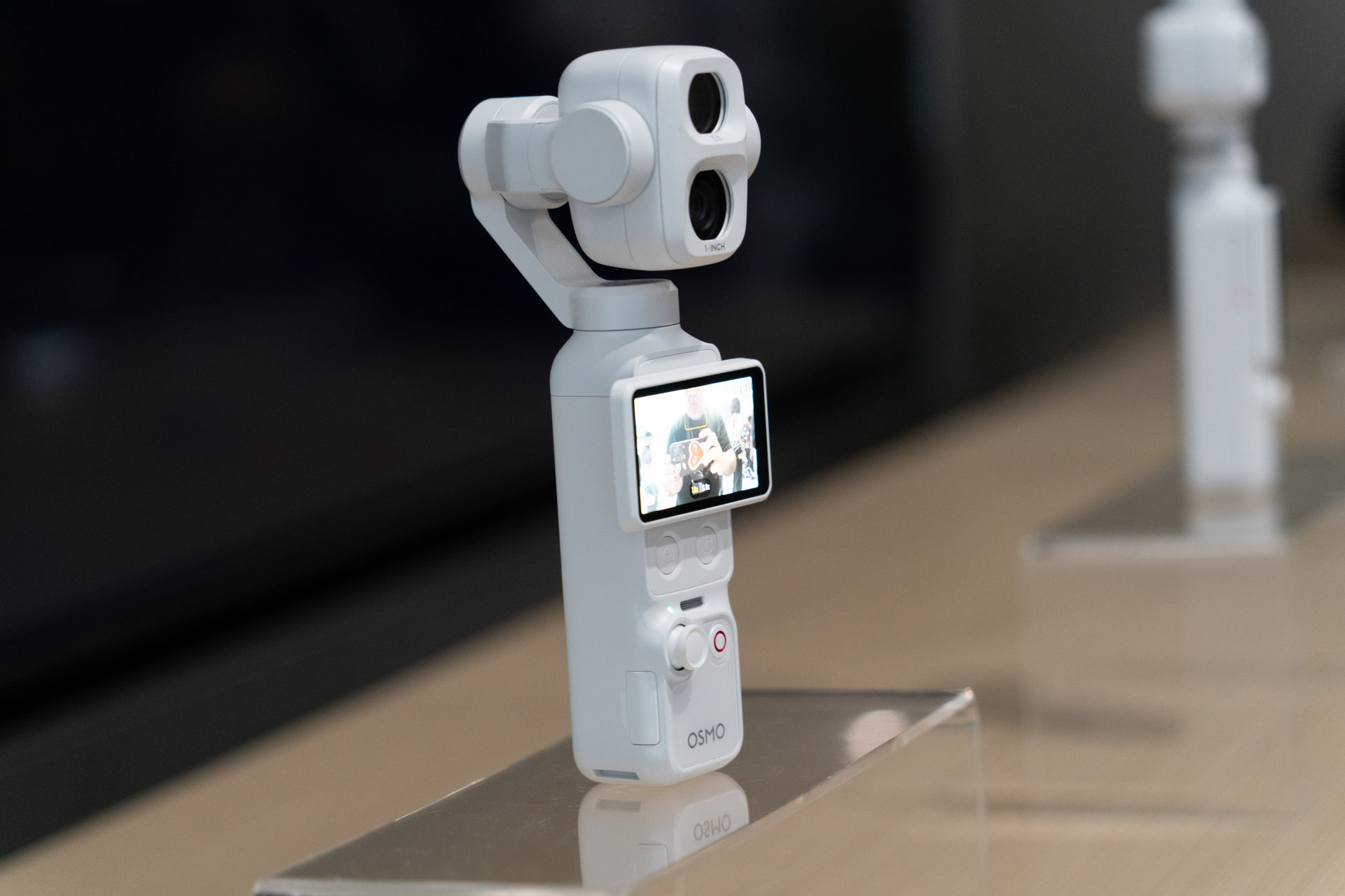 白い「Osmo Pocket 4P」をDJIのグローバル本社「Sky City」で見てきた