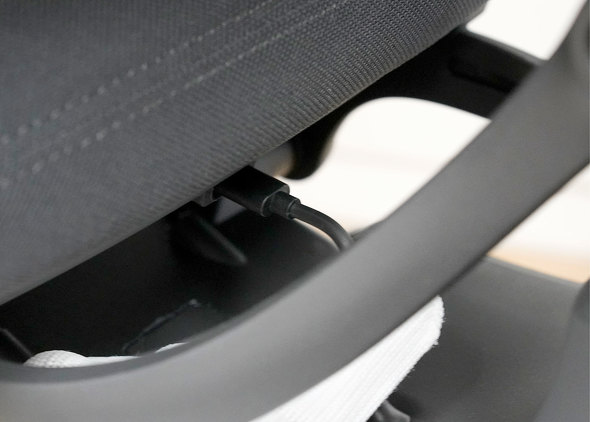�o�b�N�T�|�[�g�o�[����L�тĂ���USB Type-C�P�[�u��