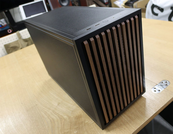 �I���I�X�y�b�N�ɓ��ׂ����uB4-mATX Wood Black�v