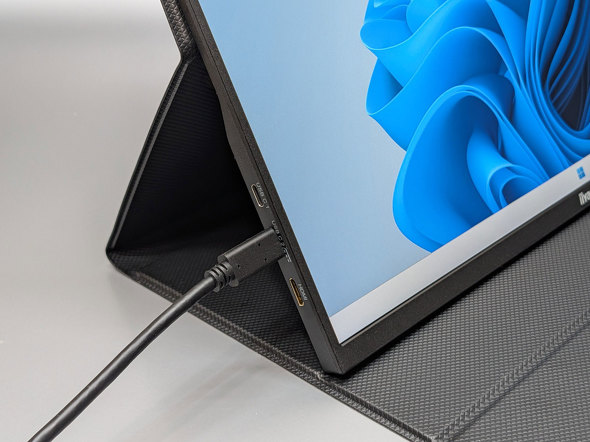 USB Type-C�|�[�g�͍����ʂ�2���