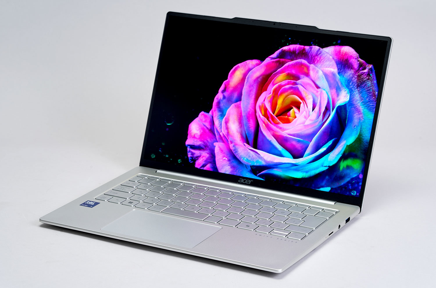 [ITmedia PC USER] 1kg切り＆OLED搭載で15万円台から！ 高コスパモバイルPC「Swift Air 14」の実力を試す