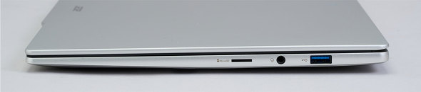 �E���ʂɂ�USB 3.2 Gen 1�A�I�[�f�B�I���o�͒[�q�̑���microSD�������[�J�[�h���[�_�[