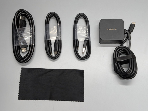 �������ɑΉ������P�[�u���ɉ����AUSB Standard-A��USB Type-C�P�[�u���AAC�A�_�v�^�[�A�N���[�j���O�N���X���t������