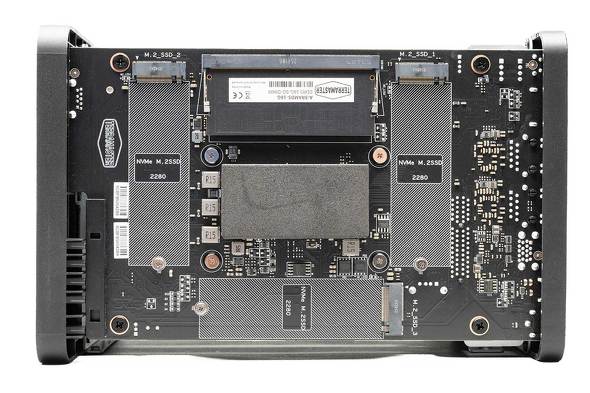 �{�f�B�[�J�o�[�����O����3���M.2 NVMe SSD�X���b�g�iPCI Express 3.0 x1�Ή��j�ɃA�N�Z�X�ł���