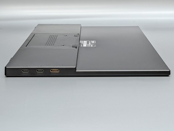 スタンドを収納する下部のみ厚みがあるデザインだ