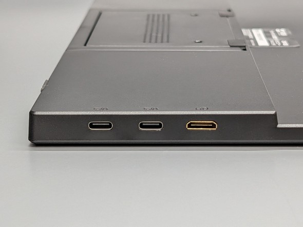 左側面にUSB Type-C×2とHDMIポートを搭載する