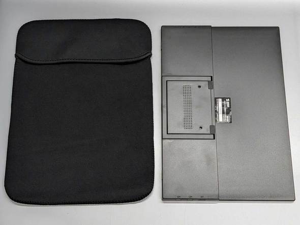 ネオプレイン製のポーチが付属