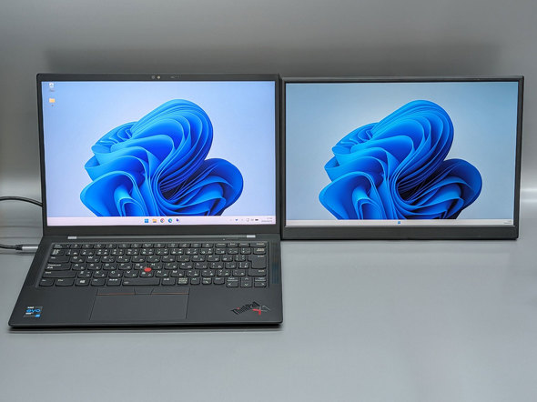 14型のモバイルPC「ThinkPad X1 Carbon Gen9」(左)との比較