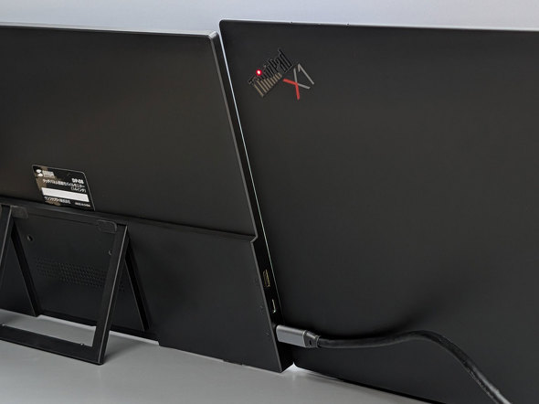 ポート類は側面に配置されており、ノートPCを隣に並べるとコネクターが干渉しやすい