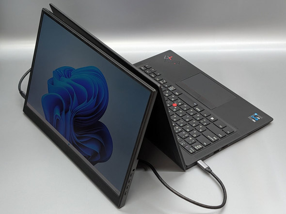 奥行きを取らないため、ノートPCと背中合わせにして利用しやすい。余談だが画面を上からのぞき込んだ場合も、この写真のようにかなり暗く見える