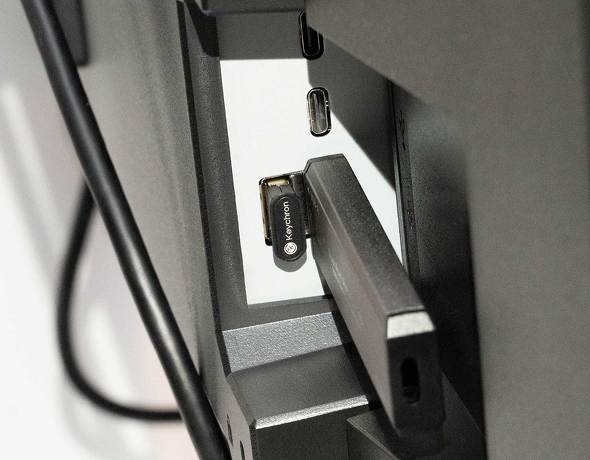 USB�|�[�g�ɑ}�����f�o�C�X���A2���PC�Ő؂�ւ��Ȃ���g����