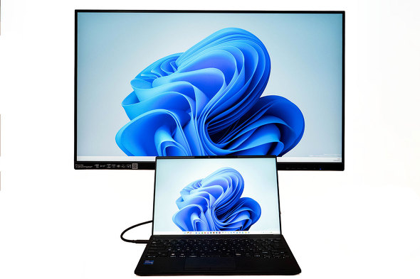 �f�B�X�v���C�̎�O�Ƀm�[�gPC��u���g�����ł��A��ʂ��B�ꂸ�ɗ��p�ł���