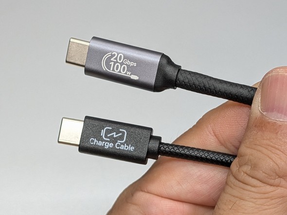 USB Type-C�P�[�u���̓f�[�^�]���p�Ƌ��d��p��2��ނ�����B�V���N�󎚂�����̂Ŕ��ʂ��₷��