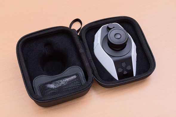 �P�[�u����USB�h���O�������b�V���̉��Ɏ��[