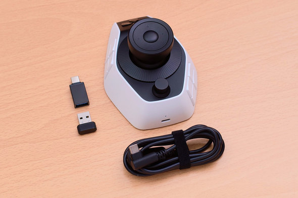 USB�P�[�u���AUSB�h���O���A�h���O���p��USB Type-C�A�_�v�^�[���t�����܂�