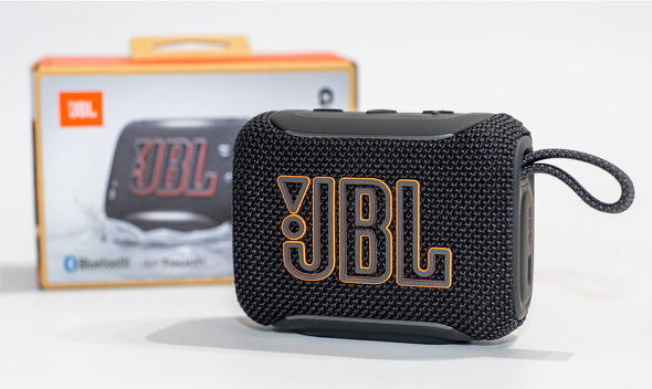 �Ў�Ŏ��Ă�|�[�^�u��Bluetooth�X�s�[�J�[�uJBL GO 5�v�B�J���[�̓u���b�N��