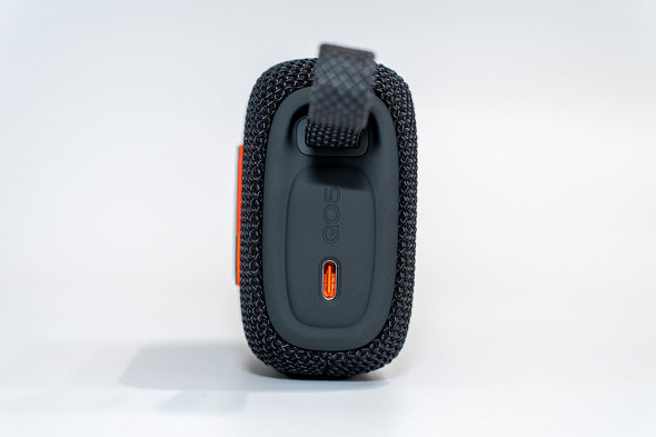 �������ĉE���ʂ�USB Type-C�|�[�g������