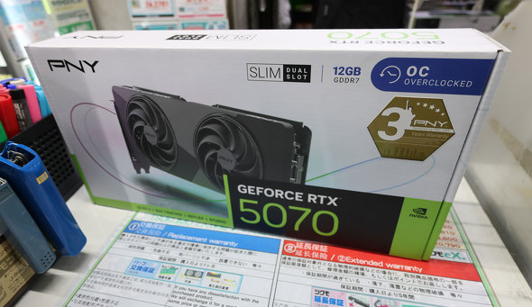 TSUKUMO eX.�ɓ��ׂ����uGeForce RTX 5070 12GB OC SLIM�v