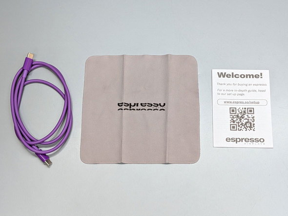 �t���i��USB Type-C�P�[�u���ƃN���[�j���O�N���X�AQR�R�[�h��������ꂽ�V�[�g�݂̂�