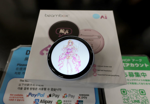 �p�\�R��SHOP�A�[�N�ɓ��ׂ����uNiji Badge�v�i�u���[�j