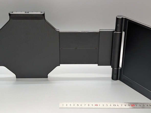 �z���_�[���̓m�[�gPC�̉�ʕ��ɍ��킹�ăX���C�h����B�����ŁA���悻113mm�L�k����