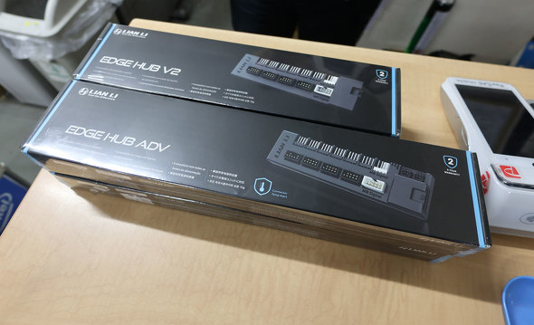 �I���I�X�y�b�N�ɓ��ׂ����uEDGE Hub ADV�v�ƁuEDGE Hub V2�v