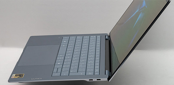ディスプレイは約130度まで開く