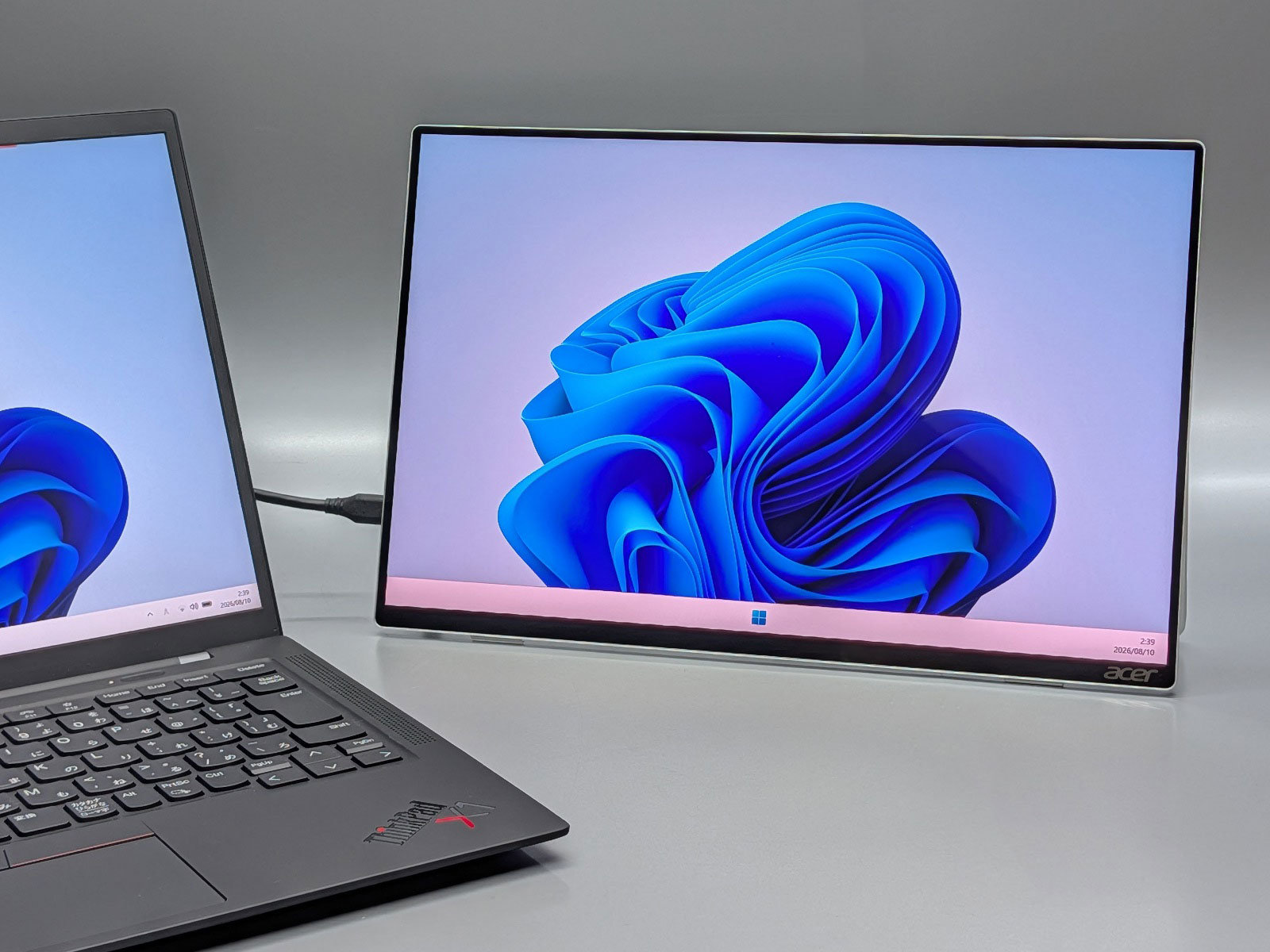 約581gの軽さで美しい画面を持ち歩く！ 日本エイサーの有機EL搭載14型モバイルディスプレイ「PE140Wsmiuux」を試す
