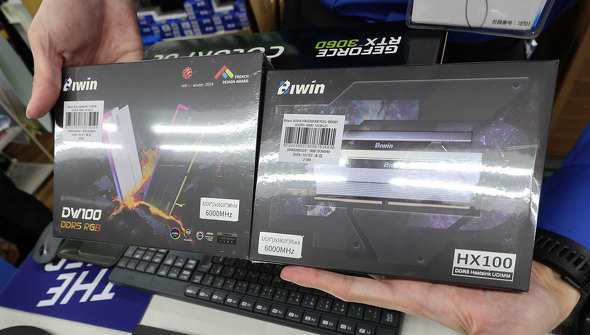�uDW100 DDR5 RGB�v�i�z���C�g�j�ƁuHX100 DDR5�v