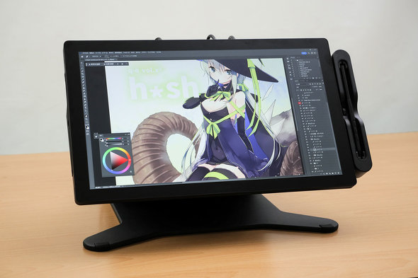 ���X���p���Ă��郏�R���̉t�^�u�uCintiq Pro 17�v