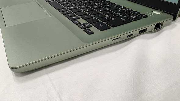�E����