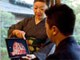 着物の女将が津軽塗りのiPadで観光案内——青森県の懐石料理店