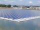 ため池に浮かぶ太陽光発電所が稼働、3400枚のパネルをポリエチレン製の架台に