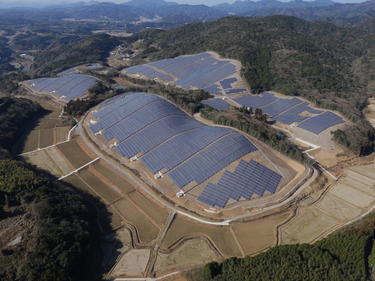 「山の形」の発電所、太陽光で24MW：自然エネルギー（1/2 ページ） - スマートジャパン