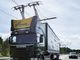 世界初の「電気道路」がスウェーデンに、架線から電力を受けてトラックが走る