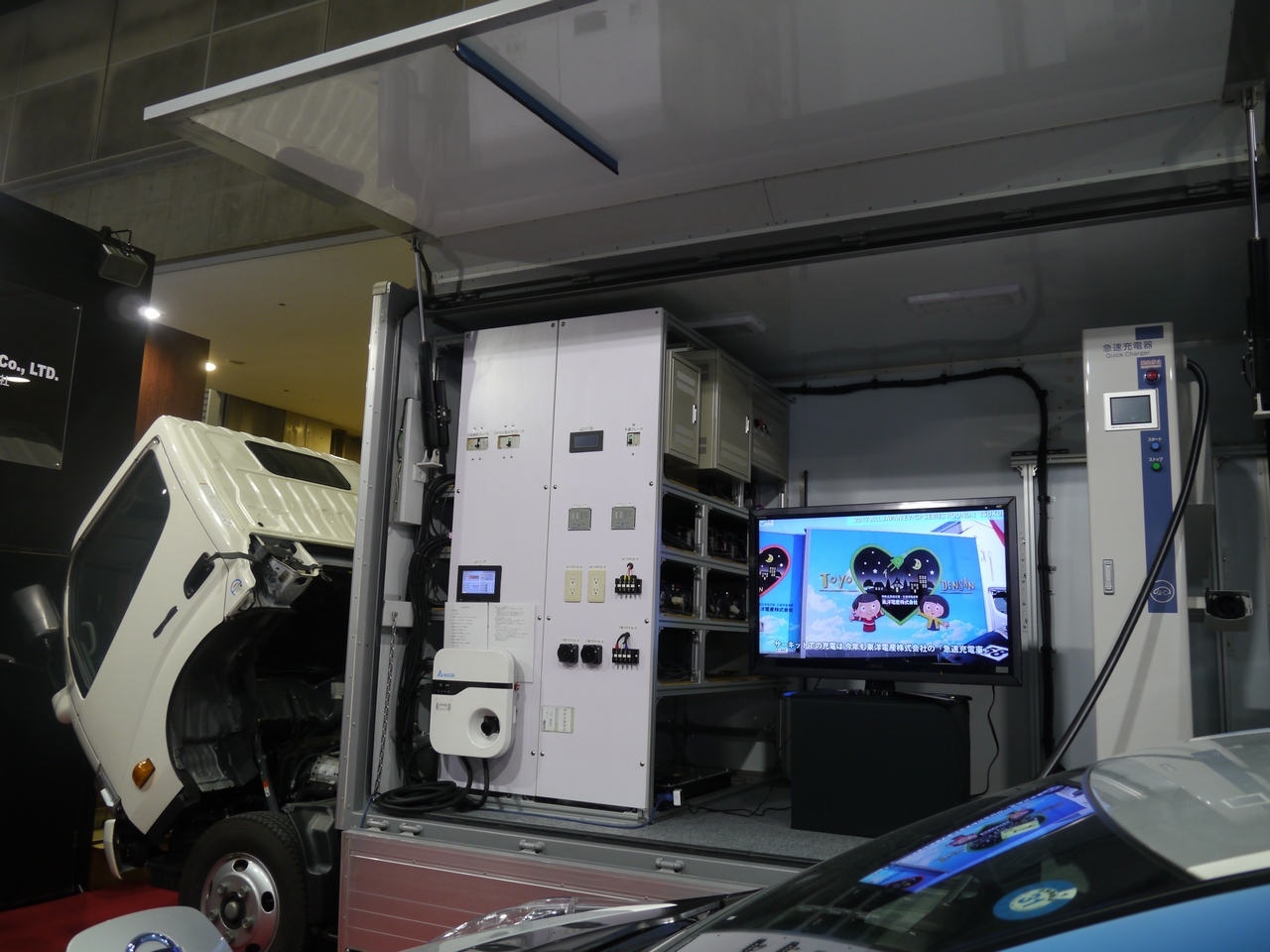 EVの“電欠”をお助け、現場作業や災害時にも役立つ移動充電車：電気