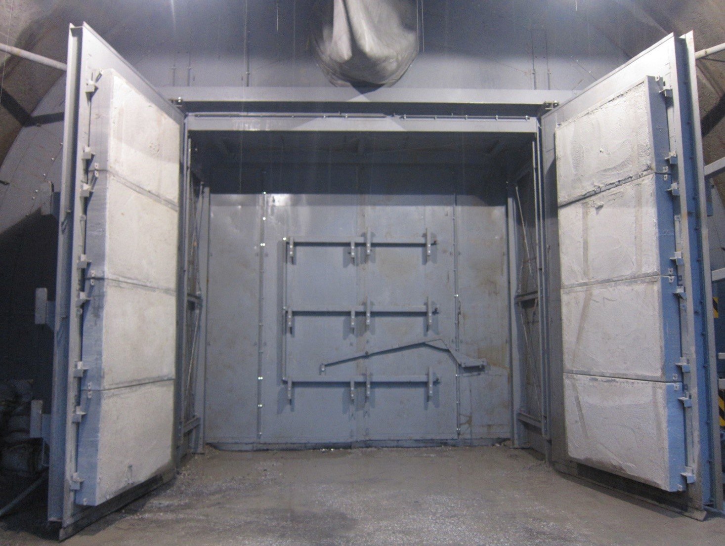 山岳トンネル工事の発破音を大幅に低減する「改造型防音扉」を開発、西松建設 BUILT