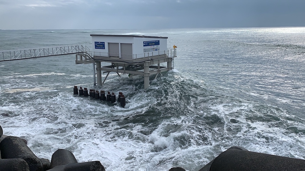 波の力で電力を生む 湘南 平塚で波力発電システムが実証稼働 自然エネルギー 1 2 ページ スマートジャパン