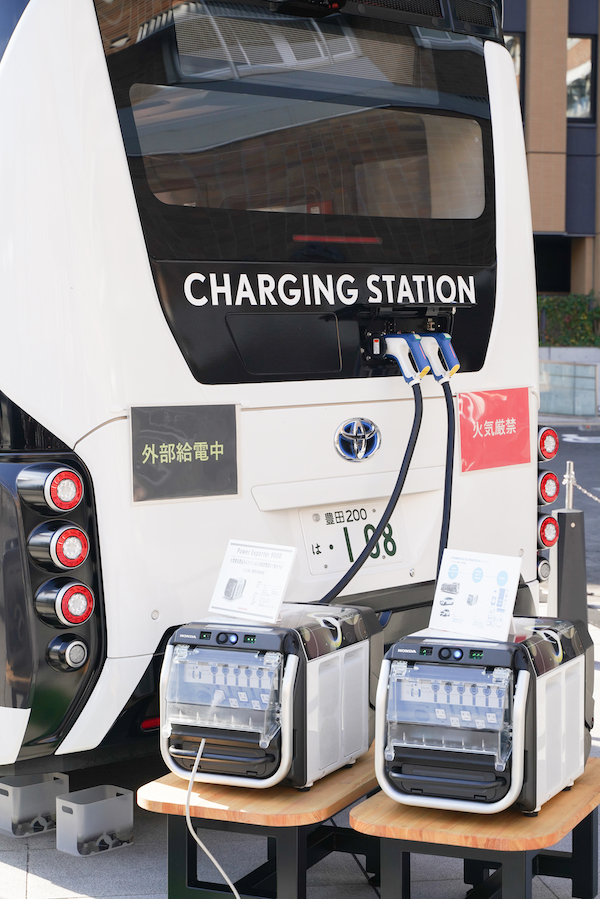 RdroXuCHARGING STATIONv̌㕔|[g2́uPower Exporter 9000vɓd