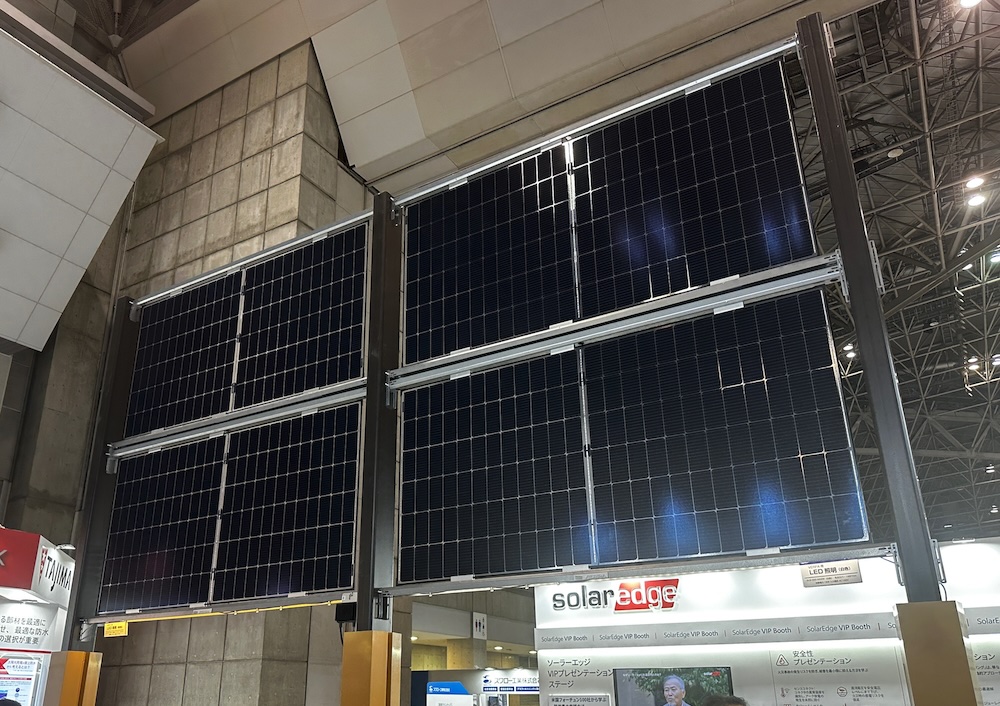 太陽光パネルを垂直設置できる架台一体型システム、両面受光で狭小