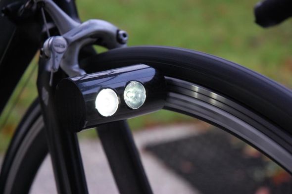 無接触で光るライト 遠くからでも目立つヘルメット 正しい 用品選びで自転車通勤をもっと楽しく ジテツウは楽しい 1 3 ページ Itmedia ビジネスオンライン