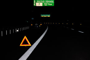 三角停止表示板 きちんと使えますか Jafが夜間の高速道路で視認性を検証 Itmedia ビジネスオンライン