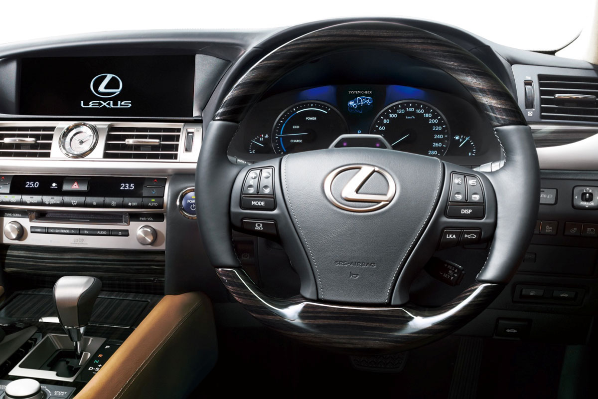 新型「レクサスLS」の縞杢ハンドル、老舗家具メーカーの匠の技 