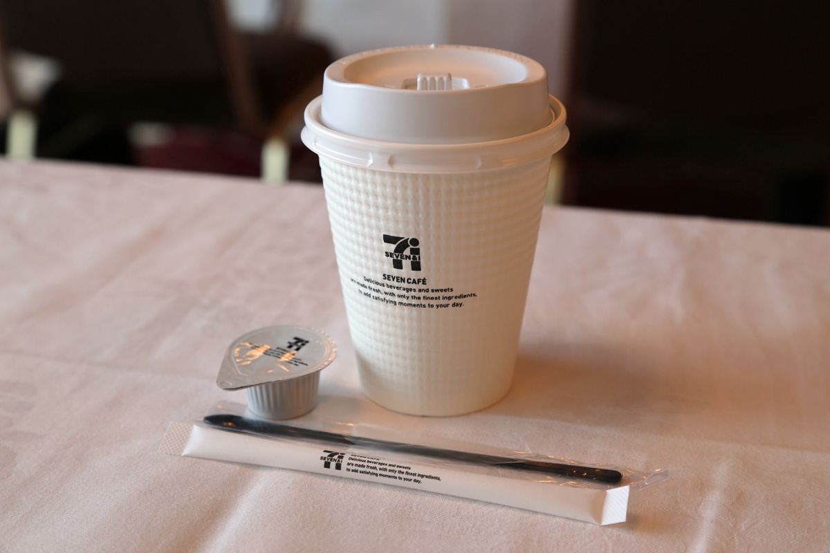 セブン イレブン 1杯100円のレギュラーコーヒー Seven Cafe 全国展開へ Itmedia ビジネスオンライン
